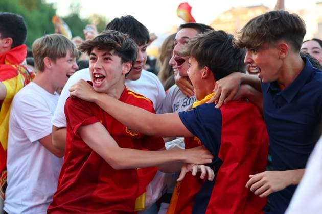July 9, 2024, Madrid, Madrid, SPAIN: Spanish fans celebrate a goal during the viewing of the Eurocup 2024 Semifinal between Spain and France at the Puente del Rey on July 09, 2024, in Madrid, Spain. Madrid SPAIN - ZUMAa181 20240709_zaa_a181_019 Copyright: xDennisxAgyemanx