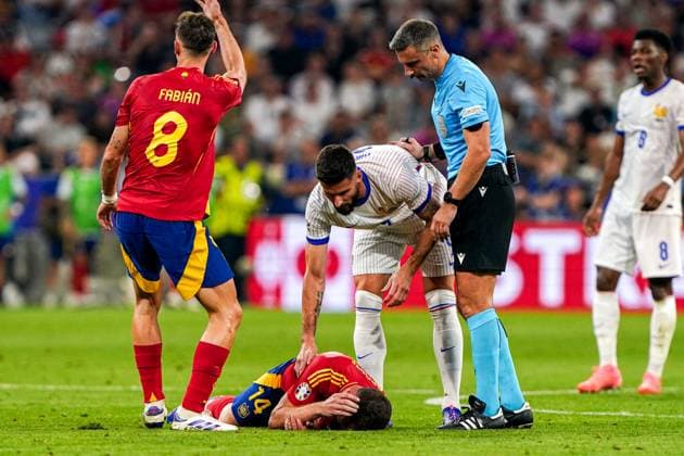 2024-07-09 Spain v France - UEFA EURO, EM, Europameisterschaft,Fussball 2024 Semi Final MUNICH, NETHERLANDS - JULY 9: Aymeric Laporte of Spain injured, Joselu of Spain, Referee Slavko Vincic during the UEFA EURO 2024 Semi Final match between Spain and France at Munich Football Arena on July 9, 2024 in Munich, Netherlands. Munich Munich Football Arena Netherlands Content not available for redistribution in The Netherlands directly or indirectly through any third parties. Copyright: xAndrexWeeningx