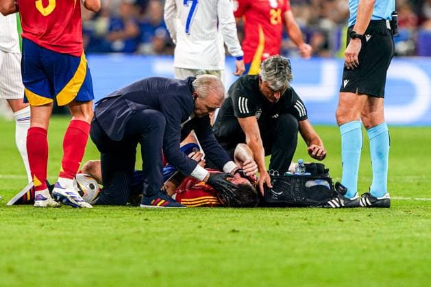 2024-07-09 Spain v France - UEFA EURO, EM, Europameisterschaft,Fussball 2024 Semi Final MUNICH, NETHERLANDS - JULY 9: Aymeric Laporte of Spain in medical treatment due to injury during the UEFA EURO 2024 Semi Final match between Spain and France at Munich Football Arena on July 9, 2024 in Munich, Netherlands. Munich Munich Football Arena Netherlands Content not available for redistribution in The Netherlands directly or indirectly through any third parties. Copyright: xAndrexWeeningx