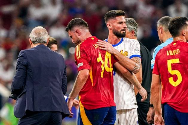 2024-07-09 Spain v France - UEFA EURO, EM, Europameisterschaft,Fussball 2024 Semi Final MUNICH, NETHERLANDS - JULY 9: Aymeric Laporte of Spain in medical treatment due to injury, Oliver Giroud of France during the UEFA EURO 2024 Semi Final match between Spain and France at Munich Football Arena on July 9, 2024 in Munich, Netherlands. Munich Munich Football Arena Netherlands Content not available for redistribution in The Netherlands directly or indirectly through any third parties. Copyright: xAndrexWeeningx