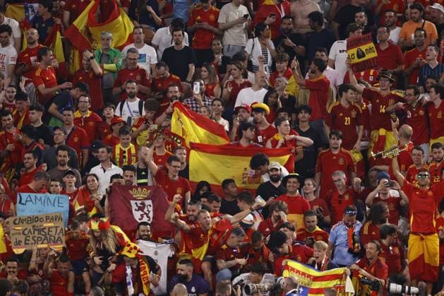 MUNICH - Spain fans celebrate the victory during the UEFA EURO, EM, Europameisterschaft,Fussball 2024 semi-final match between Spain and France at the Munich Football Arena on July 9, 2024 in Munich, Germany. ANP Hollandse Hoogte Maurice van Steen UEFA EURO 2024 2024 xVIxANPxSportx xVanxSteenxFotografiexIVx 503141289 originalFilename: 503141289.jpg