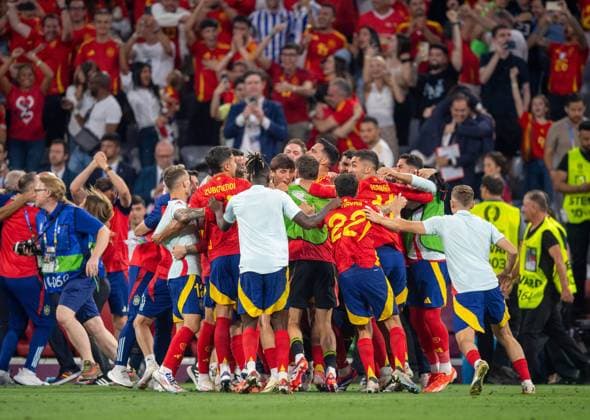 Fussball, Herren, Saison 2023 24, UEFA EURO, EM, Europameisterschaft,Fussball EM 2024, Halbfinale in München, Spanien - Frankreich, Spanischer Jubel nach dem Abpfiff, 09.07. 2024, Copyright: xSebastianxRäppold MatthiasxKochx