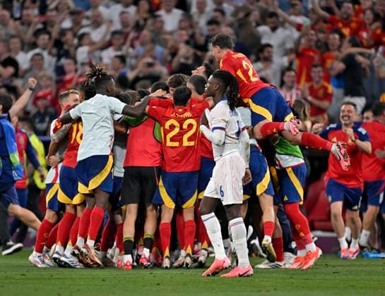 09.07.2024, Fussball UEFA EURO, EM, Europameisterschaft,Fussball 2024, Halbfinale, Spanien - Frankreich, in der Münchner-Fussball-Arena. Jubeltraube der Spanier