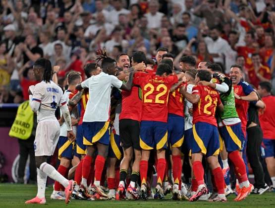 09.07.2024, Fussball UEFA EURO, EM, Europameisterschaft,Fussball 2024, Halbfinale, Spanien - Frankreich, in der Münchner-Fussball-Arena. Jubeltraube der Spanier