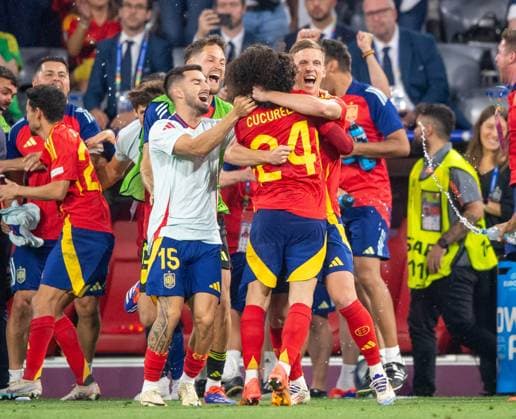 Fussball, Herren, Saison 2023 24, UEFA EURO, EM, Europameisterschaft,Fussball EM 2024, Halbfinale in München, Spanien - Frankreich, Spanischer Jubel nach dem Abpfiff, in der Mitte v. l. Alex Baena (Spanien), Marc Cucurella (Spanien), Dani Olmo (10, Spanien), 09.07. 2024, Copyright: xSebastianxRäppold MatthiasxKochx