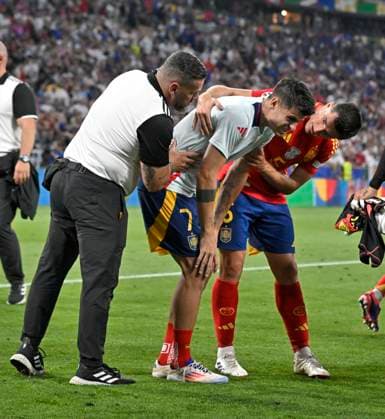 EURO 2024, Die Highlights 09.07.2024, Fussball UEFA EURO, EM, Europameisterschaft,Fussball 2024, Halbfinale, Spanien - Frankreich, in der Münchner-Fussball-Arena. Ein Flitzer verletzt Alvaro Morata (Spanien)