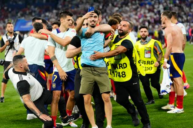 Spain v France: Semi-Final - UEFA EURO, EM, Europameisterschaft,Fussball 2024 Security personnel injure Alvaro Morata centre-forward of Spain and Atletico de Madrid when antry a pitch invader after the UEFA EURO 2024 semi-final match between Spain v France at Munich Football Arena on July 9, 2024 in Munich, Germany. Munich Germany  Copyright: xJosexBretonx originalFilename:bretonhernandez-spainvfr240709_npky4.jpg