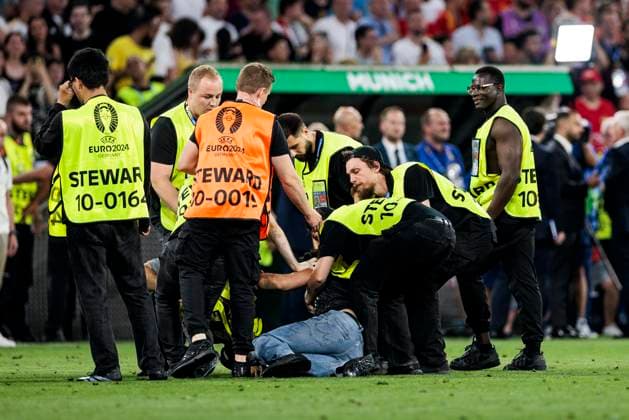 UEFA EURO, EM, Europameisterschaft,Fussball 2024: Spanien - Frankreich; 09.07.2024 Ordner überwältigen einen Flitzer. UEFA EURO 2024: Spanien - Frankreich; Munich Football Arena, München am 09.07.2024 Copyright: xBEAUTIFULxSPORTS Wunderlx