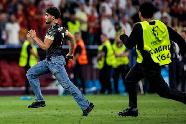 UEFA EURO, EM, Europameisterschaft,Fussball 2024: Spanien - Frankreich; 09.07.2024 Ein Ordner verfolgt einen Flitzer. UEFA EURO 2024: Spanien - Frankreich; Munich Football Arena, München am 09.07.2024 Copyright: xBEAUTIFULxSPORTS Wunderlx