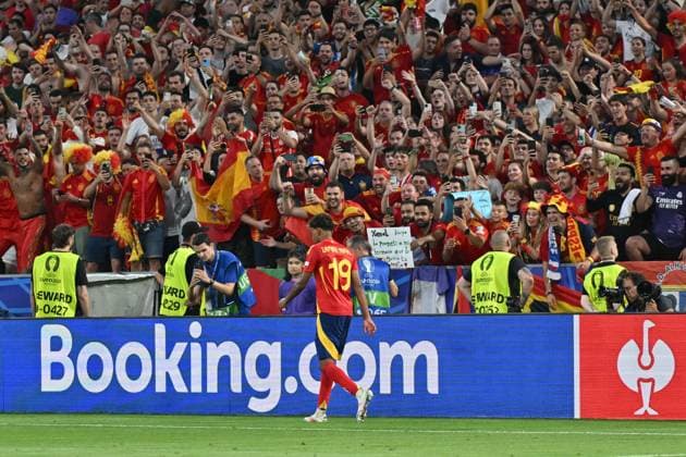 Bild zeigt: Lamine Yamal (19, Spanien) geht an der spanischen Kurve vorbei, 10.07.2024, München, Fussball, Europameisterschaft, Spanien - Frankreich, EVENT REGULATIONS PROHIBIT ANY USE OF PHOTOGRAPHS AS IMAGE SEQUENCES AND OR QUASI-VIDEO.