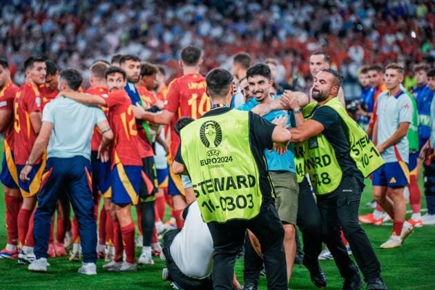 EURO 2024 - Semi-Final: Spain vs. France Stewards run after pitch invaders after the EURO 2024 Semi-Final match between Spain and France on 09 July 2024, at Munich Football Arena, in Munich, Germany Munich Munich Football Arena Germany Copyright: xAlexandraxFechetex _ADR4952