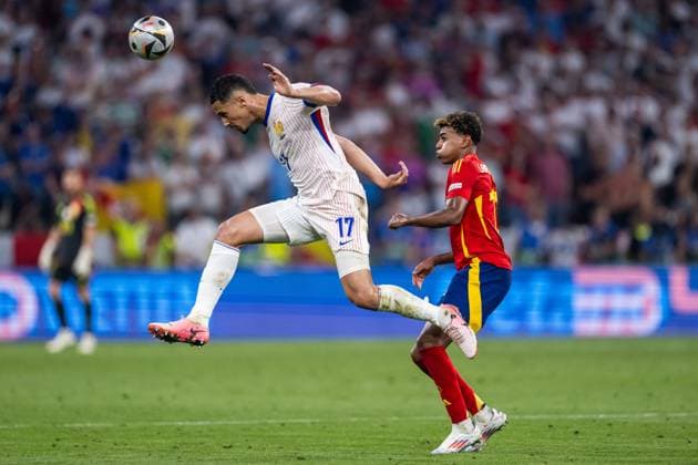 240709 William Saliba of France and Lamine Yamal of Spain during the UEFA EURO, EM, Europameisterschaft,Fussball 2024 Football Championship semifinal between Spain and France on July 9, 2024 in Munich. Photo: Mathias Bergeld BILDBYRAN kod MB MB0944 fotboll football soccer fotball fotbolls-em europamästerskap em uefa euro uefa european football championship euro 2024 semifinal semifinals spanien spain frankrike france bbeng Copyright: MATHIASxBERGELD BB240709MB213
