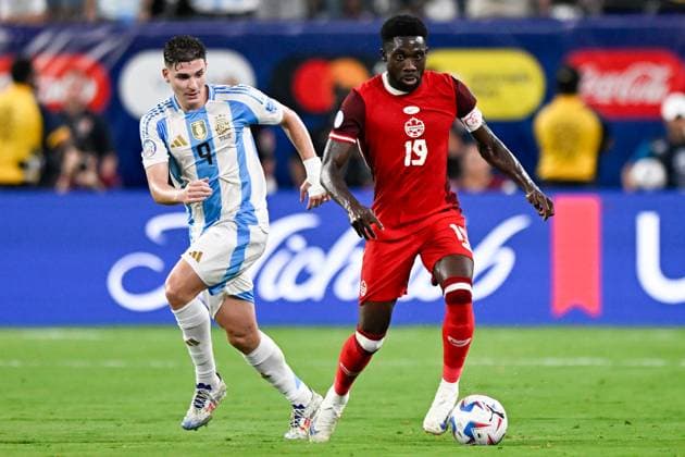 2024-07-10 Canada v Argentina - CONMEBOL Copa America USA 2024 EAST RUTHERFORD, UNITED STATES - JULY 10: Alphonso Davies of Canada battles for the ball with Julian Alvarez of Argentina during the CONMEBOL Copa America USA 2024 match between Canada and Argentina at MetLife Stadium on July 10, 2024 in East Rutherford, United States. (Photo by Pablo Morano BSR Agency) East Rutherford United States Content not available for redistribution in The Netherlands directly or indirectly through any third parties. Copyright: xBSRxAgencyx