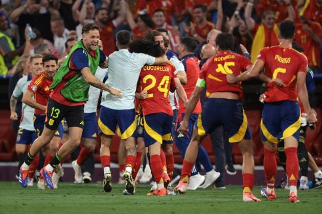 Munich, Germany, 9th July 2024. Spain celebrates the 2-1 victory and qualififcaiotn for the FInal following the final whistle of the UEFA European Championships semi final match at Allianz Arena, Munich. Picture credit should read: Jonathan Moscrop Sportimage EDITORIAL USE ONLY. No use with unauthorised audio, video, data, fixture lists, club league logos or live services. Online in-match use limited to 120 images, no video emulation. No use in betting, games or single club league player publications. SPI-3224-0080