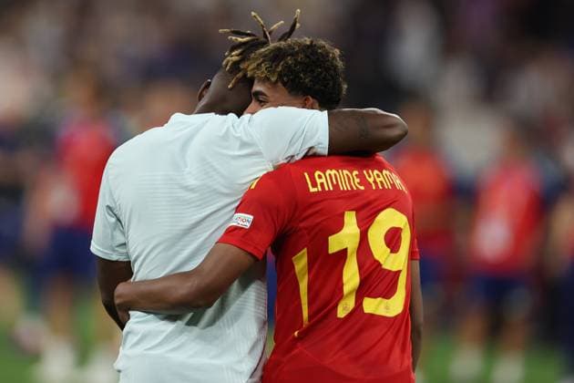 Munich, Germany, 9th July 2024. Lamine Yamal (R) of Spain celebrates with Nico Williams of Spain after the UEFA European Championships semi final match at Allianz Arena, Munich. Picture credit should read: Paul Terry Sportimage EDITORIAL USE ONLY. No use with unauthorised audio, video, data, fixture lists, club league logos or live services. Online in-match use limited to 120 images, no video emulation. No use in betting, games or single club league player publications. SPI-3225-0200