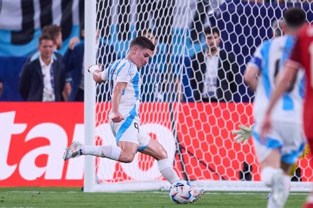 Fußball, Copa America, Die Highlights RECORD DATE NOT STATED Copa America USA 2024 Argentina vs Canada - Semifinal Julian Alvarez scores his goal 1-0 of Argentina during the CONMEBOL Copa America 2024 Semi-final match between Argentina and Canada, at MetLife Stadium, on July 09, 2024 in East Rutherford, New Jersey, United States. EAST RUTHERFORD NEW JERSEY UNITED STATES  Copyright: xJosexLuisxMelgarejox 20240709192707_CA_SF_2024_ARG_CAN_ALVAREZ115