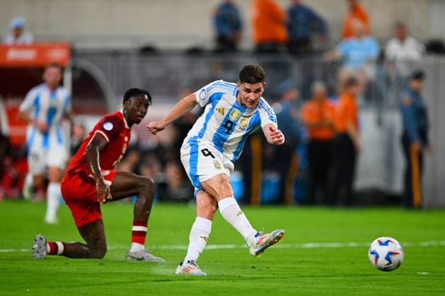 RECORD DATE NOT STATED Copa America USA 2024 Argentina vs Canada - Semifinal Moise Bombito (L) of Canada fights for the ball with Julian Alvarez (R) of Argentina during the CONMEBOL Copa America 2024 Semi-final match between Argentina and Canada, at MetLife Stadium, on July 09, 2024 in East Rutherford, New Jersey, United States. EAST RUTHERFORD NEW JERSEY UNITED STATES  Copyright: xJorgexMartinezx 20240709193030_CA_SF_2024_ARG_CAN_ALVAREZ125