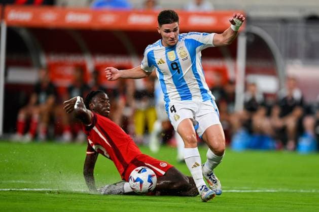 RECORD DATE NOT STATED Copa America USA 2024 Argentina vs Canada - Semifinal Moise Bombito (L) of Canada fights for the ball with Julian Alvarez (R) of Argentina during the CONMEBOL Copa America 2024 Semi-final match between Argentina and Canada, at MetLife Stadium, on July 09, 2024 in East Rutherford, New Jersey, United States. EAST RUTHERFORD NEW JERSEY UNITED STATES  Copyright: xJorgexMartinezx 20240709193032_CA_SF_2024_ARG_CAN_ALVAREZ129