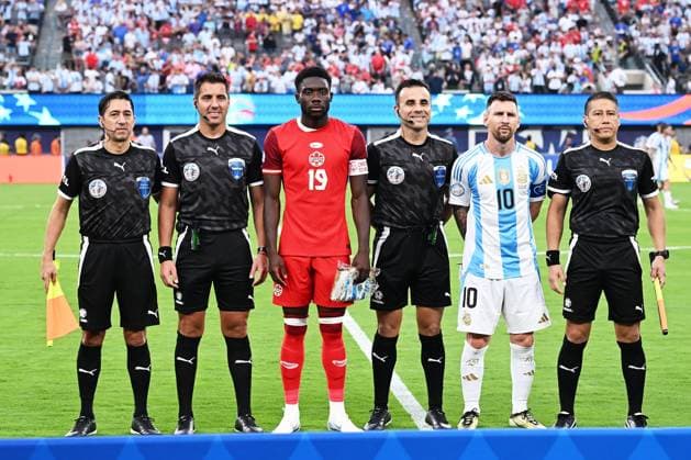 Fußball, Copa America, Die Highlights RECORD DATE NOT STATED Copa America USA 2024 Argentina vs Canada - Semifinal Alphonso Davies (L) of Canada, Referee Piero Maza of Chile and Lionel Messi (C) of Argentina during the CONMEBOL Copa America 2024 Semi-final match between Argentina and Canada, at MetLife Stadium, on July 09, 2024 in East Rutherford, New Jersey, United States. EAST RUTHERFORD NEW JERSEY UNITED STATES  Copyright: xDavidxLeahx 20240709194859_CA_SF_2024_ARG_CAN_MAZA151