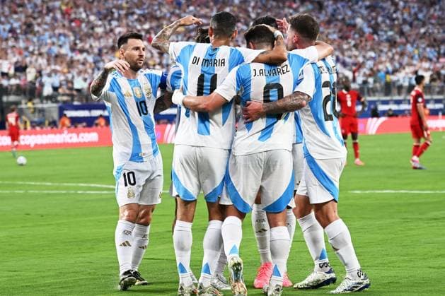 RECORD DATE NOT STATED Copa America USA 2024 Argentina vs Canada - Semifinal Julian Alvarez celebrates his goal 1-0 with Lionel Messi of Argentina during the CONMEBOL Copa America 2024 Semi-final match between Argentina and Canada, at MetLife Stadium, on July 09, 2024 in East Rutherford, New Jersey, United States. EAST RUTHERFORD NEW JERSEY UNITED STATES  Copyright: xDavidxLeahx 20240709194900_CA_SF_2024_ARG_CAN_ALVAREZ152