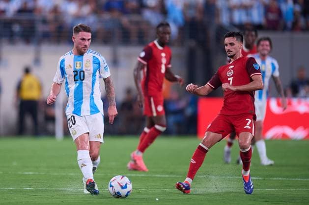 RECORD DATE NOT STATED Copa America USA 2024 Argentina vs Canada - Semifinal Alexis Mac Allister (L) of Argentina fights for the ball with Stephen Eustaquio (R) of Canada during the CONMEBOL Copa America 2024 Semi-final match between Argentina and Canada, at MetLife Stadium, on July 09, 2024 in East Rutherford, New Jersey, United States. EAST RUTHERFORD NEW JERSEY UNITED STATES  Copyright: xJosexLuisxMelgarejox 20240709200324_CA_SF_2024_ARG_CAN_ALLISTER169