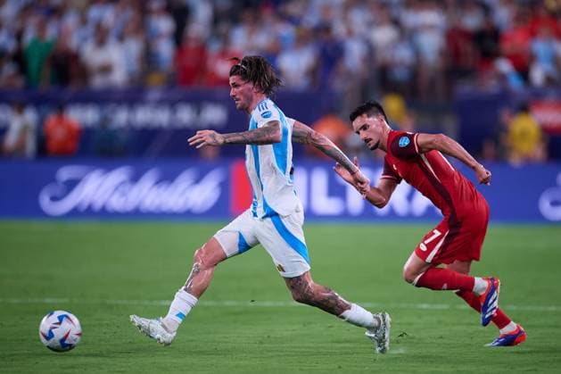RECORD DATE NOT STATED Copa America USA 2024 Argentina vs Canada - Semifinal Rodrigo de Paul (L) of Argentina fights for the ball with Stephen Eustaquio (R) of Canada during the CONMEBOL Copa America 2024 Semi-final match between Argentina and Canada, at MetLife Stadium, on July 09, 2024 in East Rutherford, New Jersey, United States. EAST RUTHERFORD NEW JERSEY UNITED STATES  Copyright: xJosexLuisxMelgarejox 20240709201113_CA_SF_2024_ARG_CAN_DEPAUL183