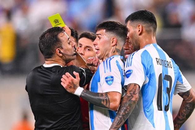 Sport Themen der Woche KW28 Fußball, Copa America, Die Highlights Sport Bilder des Tages RECORD DATE NOT STATED Copa America USA 2024 Argentina vs Canada - Semifinal Referee Piero Maza of Chile, Enzo Martinez and Cristian Romero of Argentina during the CONMEBOL Copa America 2024 Semi-final match between Argentina and Canada, at MetLife Stadium, on July 09, 2024 in East Rutherford, New Jersey, United States. EAST RUTHERFORD NEW JERSEY UNITED STATES  Copyright: xJorgexMartinezx 20240709203000_CA_SF_2024_ARG_CAN_FERNANDEZ219