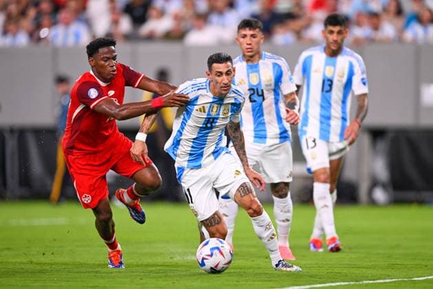 RECORD DATE NOT STATED Copa America USA 2024 Argentina vs Canada - Semifinal Jonathan David (L) of Canada fights for the ball with Angel Di Maria (R) of Argentina during the CONMEBOL Copa America 2024 Semi-final match between Argentina and Canada, at MetLife Stadium, on July 09, 2024 in East Rutherford, New Jersey, United States. EAST RUTHERFORD NEW JERSEY UNITED STATES  Copyright: xJorgexMartinezx 20240709204627_CA_SF_2024_ARG_CAN_DIMARIA243