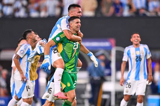 Fußball, Copa America, Die Highlights RECORD DATE NOT STATED Copa America USA 2024 Argentina 2-0 Canada - Semifinal Lautaro Martinez and Emiliano Martinez of Argentina during the CONMEBOL Copa America 2024 Semi-final match between Argentina and Canada, at MetLife Stadium, on July 09, 2024 in East Rutherford, New Jersey, United States. EAST RUTHERFORD NEW JERSEY UNITED STATES  Copyright: xJorgexMartinezx 20240709210740_CA_SF_2024_ARG_CAN_MARTINEZ279