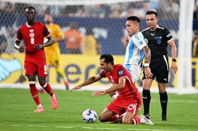 Fußball, Copa America, Die Highlights RECORD DATE NOT STATED Copa America USA 2024 Argentina 2-0 Canada - Semifinal Mathieu Choiniere (L) of Canada fights for the ball with Lautaro Martinez (R) of Argentina during the CONMEBOL Copa America 2024 Semi-final match between Argentina and Canada, at MetLife Stadium, on July 09, 2024 in East Rutherford, New Jersey, United States. EAST RUTHERFORD NEW JERSEY UNITED STATES  Copyright: xDavidxLeahx 20240709213124_CA_SF_2024_ARG_CAN_CHOINIERE320