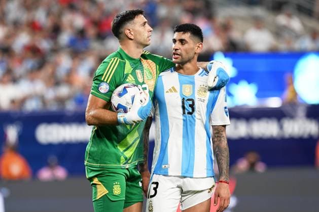 Fußball, Copa America, Die Highlights RECORD DATE NOT STATED Copa America USA 2024 Argentina 2-0 Canada - Semifinal Emiliano Martinez and Cristian Romero of Argentina during the CONMEBOL Copa America 2024 Semi-final match between Argentina and Canada, at MetLife Stadium, on July 09, 2024 in East Rutherford, New Jersey, United States. EAST RUTHERFORD NEW JERSEY UNITED STATES  Copyright: xDavidxLeahx 20240709213123_CA_SF_2024_ARG_CAN_MARTINEZ327