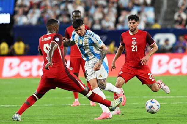 RECORD DATE NOT STATED Copa America USA 2024 Argentina 2-0 Canada - Semifinal Cyle Larin (L) of Canada, Enzo Martinez (C) of Argentina and Jonathan Osorio (R) of Canada during the CONMEBOL Copa America 2024 Semi-final match between Argentina and Canada, at MetLife Stadium, on July 09, 2024 in East Rutherford, New Jersey, United States. EAST RUTHERFORD NEW JERSEY UNITED STATES  Copyright: xDavidxLeahx 20240709213125_CA_SF_2024_ARG_CAN_MARTINEZ323