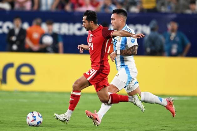RECORD DATE NOT STATED Copa America USA 2024 Argentina 2-0 Canada - Semifinal Mathieu Choiniere (L) of Canada fights for the ball with Lautaro Martinez (R) of Argentina during the CONMEBOL Copa America 2024 Semi-final match between Argentina and Canada, at MetLife Stadium, on July 09, 2024 in East Rutherford, New Jersey, United States. EAST RUTHERFORD NEW JERSEY UNITED STATES  Copyright: xDavidxLeahx 20240709213129_CA_SF_2024_ARG_CAN_CHOINIERE322