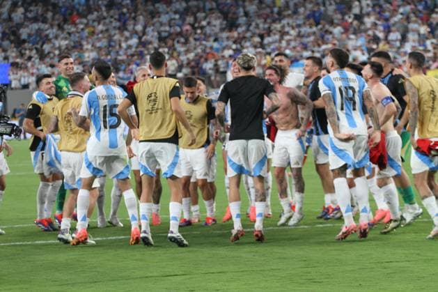RECORD DATE NOT STATED Copa America Semi Final : Argentina vs Canada. (SPO) Copa America Semi Final : Argentina vs Canada. July 9, 2024, East Rutherford, New Jersey, USA: Argentinian players celebrate their classification to Final with their fans during soccer match between Argentina and Canada valid for the Semifinal of 2024 Copa America championship at MetLife stadium in East Rutherford, New Jersey . Credit: Niyi Fote Thenews2 (Foto: Niyi Fote Thenews2 imago images) SPO  Copyright: xNiyixFotex