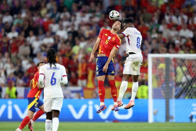 MONACHIUM 09.07.2024 MECZ 1 2 FINALU POLFINAL MISTRZOSTW EUROPY 2024: HISZPANIA - FRANCJA 2:1 --- SEMIFINAL UEFA EURO, EM, Europameisterschaft,Fussball 2024 MATCH IN MUNICH: SPAIN - FRANCE 2:1 MIKEL MERINO AURELIEN TCHOUAMENI FOT. PIOTR KUCZA FOTOPYK NEWSPIX.PL --- Newspix.pl POLAND OUT!  240709PYK1066