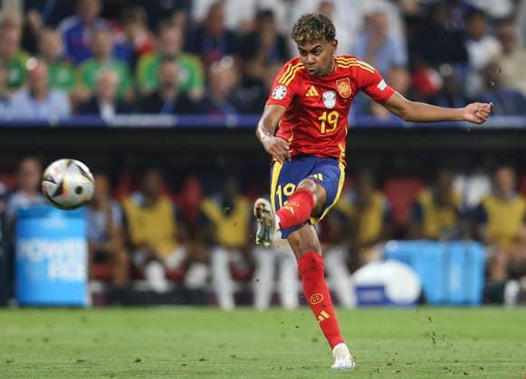 Football - 2024 UEFA European Championship, EM, Europameisterschaft Finals - Semi-Final - Spain vs France - Allianz Arena, Munich - Tuesday 9th July Lamine Yamal of Spain scores to make it 1-1 