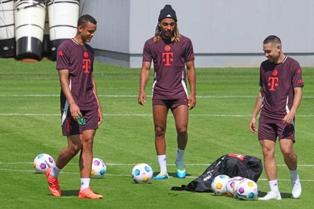 Sport Themen der Woche KW28 Sport Bilder des Tages v.l. Tarek Buchmann, 23 Sacha Boey, 22 Raphael Adelino Jose Guerreiro, Gruppe, Fussball FC Bayern Muenchen Training an der Saebenerstrasse 09.07.2024 FOTO: Mladen Lackovic LakoPress *** from l Tarek Buchmann, 23 Sacha Boey, 22 Raphael Adelino Jose Guerreiro, Group, Football FC Bayern Munich training at Saebenerstrasse 09 07 2024 PHOTO Mladen Lackovic LakoPress