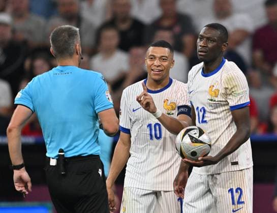 EURO 2024, Die Highlights (240710) -- MUNICH, July 10, 2024 -- Kylian Mbappe (C) and Randal Kolo Muani (R) of France talk with referee Slavko Vincic during the UEFA EURO, EM, Europameisterschaft,Fussball 2024 Semifinal match between Spain and France in Munich, Germany on July 9, 2024. ) (SP)GERMANY-MUNICH-FOOTBALL-EURO 2024-SEMIFINAL-SPAIN VS FRANCE RenxPengfei 