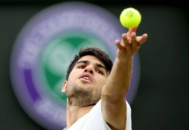 Tennis, Wimbledon, Die Highlights (240710) -- LONDON, July 10, 2024 -- Carlos Alcaraz serves during the men s singles quarterfinal match between Carlos Alcaraz of Spain and Tommy Paul of the United States at Wimbledon tennis Championship in London, Britain, July 9, 2024. ) (SP)BRITAIN-LONDON-TENNIS-WIMBLEDON-DAY 9 LixYing 