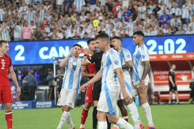 RECORD DATE NOT STATED Copa America Semi Final : Argentina vs Canada. (SPO) Copa America Semi Final : Argentina vs Canada. July 9, 2024, East Rutherford, New Jersey, USA: Players of both team argue with the referee, during soccer match between Argentina and Canada valid for the Semifinal of 2024 Copa America championship at MetLife stadium in East Rutherford, New Jersey . Credit: Niyi Fote Thenews2 (Foto: Niyi Fote Thenews2 imago images) SPO  Copyright: xNiyixFotex