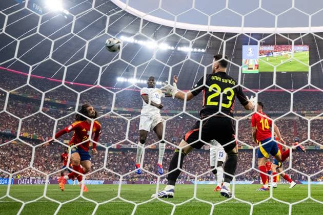 EURO 2024, Die Highlights (240710) -- MUNICH, July 10, 2024 -- Randal Kolo Muani (2nd L) of France heads the goal during the UEFA EURO, EM, Europameisterschaft,Fussball 2024 Semifinal match between Spain and France in Munich, Germany on July 9, 2024. ) (SP)GERMANY-MUNICH-FOOTBALL-EURO 2024-SEMIFINAL-SPAIN VS FRANCE XiaoxYijiu 