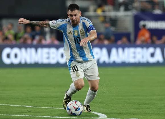 X() vies for the ball with X during the Copa AmÃ rica USA 2024 semifinal match against X, at MetLife Stadium in New Jersey, on July 9, 2024. NEW JERSEY UNITED STATES Copyright: xALEJANDROxPAGNIx