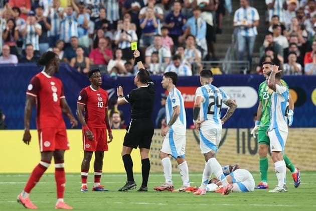 Fußball, Copa America, Die Highlights Chilean referee Piero Maza(C) shows a yellow card to Canada s forward Jonathan David during the Copa AmÃ rica USA 2024 semifinal match against Argentina, at MetLife Stadium in New Jersey, on July 9, 2024. NEW JERSEY UNITED STATES Copyright: xALEJANDROxPAGNIx