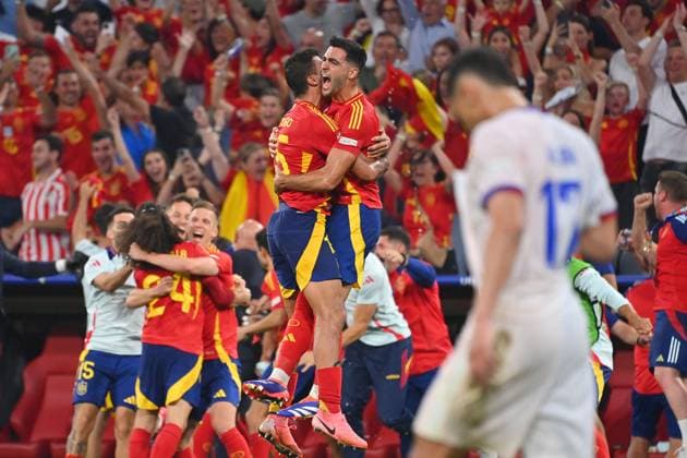 EURO 2024, Die Highlights Schlussjubel ,Spieler,Teamfoto,Team, Mannschaft,Mannschaftsfoto, mit RODRI (ESP) und Mikel MERINO (ESP), Jubel,Freude,Begeisterung, Halbfinale Spanien (ESP) - Frankreich (FRA) 2-1 am 09.07.2024, Fussball Arena Muenchen. Fussball UEFA EURO, EM, Europameisterschaft,Fussball 2024 GERMANY vom 14.06.2024 - 14.07.2024. *** Final cheer, players, team photo, team, squad, team photo, with RODRI ESP and Mikel MERINO ESP, cheering, joy, enthusiasm, semi-final Spain ESP France FRA 2 1 on 09 07 2024, Football Arena Munich Football UEFA EURO 2024 GERMANY from 14 06 2024 14 07 2024