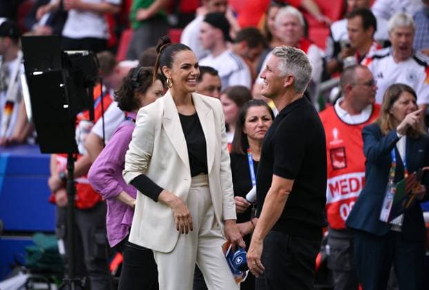 ARD Sportschau Moderatorin Esther Sedlaczek mit Experte Bastian Schweinsteiger 05.07.2024, Fussball Europameisterschaft 2024, EM 2024, Viertelfinale Spanien - Deutschland 2:1 n.V. Stuttgart MHP-Arena Deutschland