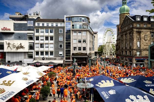DORTMUND - Dutch supporters on the day of the semi-final at the European Championship, EM, Europameisterschaft between the Netherlands and England. ANP RAMON VAN FLYMEN xVIxANPxSportx xxANPxIVx 503170515 originalFilename: 503170515.jpg