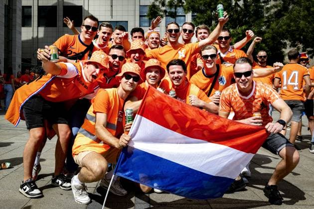 DORTMUND - Dutch supporters on the day of the semi-final at the European Championship, EM, Europameisterschaft between the Netherlands and England. ANP RAMON VAN FLYMEN xVIxANPxSportx xxANPxIVx 503170717 originalFilename: 503170717.jpg