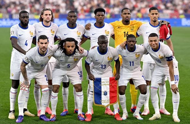 Fussball Euro 2024 Halbfinale 09.07.2024 Spanien - Frankreich Frankreich Teamfoto; Dayot Upamecano, Adrien Rabiot, Randal Kolo Muani, Aurelien Tchouameni, Torwart Mike Maignan, William Saliba (hinten v.li.) Theo Hernandez, Jules Kounde, N Golo Kante, Ousmane Dembele und Kylian Mbappe (vorn v.li.)