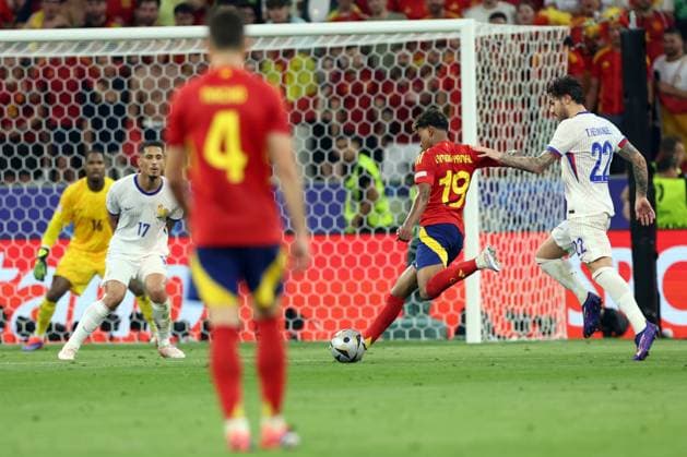 Munich , Germany 09.07.2024: Lamine Yamal of Spain, Theo Hernandez of France during the UEFA EURO, EM, Europameisterschaft,Fussball 2024 semi-finals, football match between Spain vs France at Munich Football Allianz Arena  Copyright: xMarcoxIacobucci IPAxSportx xipa-x xx IPA_47873933 IPA_Agency_IPA47873933