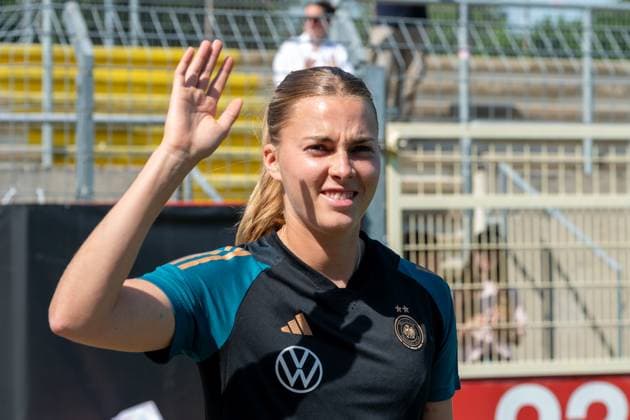 Fussball: Nationalmannschaft Frauen, oeffentliches Training am 09.07.2024 im Paul-Janes-Stadion in Duesseldorf. Laura Freigang (Deutschland, 10) winkt den Fans zu. Wichtiger Hinweis: Gemaess den Vorgaben der FIFA bzw. der UEFA ist es untersagt, in dem Stadion und oder vom Spiel angefertigte Fotoaufnahmen in Form von Sequenzbildern und oder videoaehnlichen Fotostrecken zu verwerten bzw. verwerten zu lassen. Foto: Kirchner-Media TH *** National womens soccer team, public training on 09 07 2024 at the Paul Janes Stadium in Duesseldorf Laura Freigang Germany, 10 waves to the fans Important note According to FIFA or UEFA regulations, it is prohibited to use or have used photographs taken in the stadium and or of the match in the form of sequential images and or video-like photo series Foto Kirchner Media TH Copyright: xKirchner-Media THx